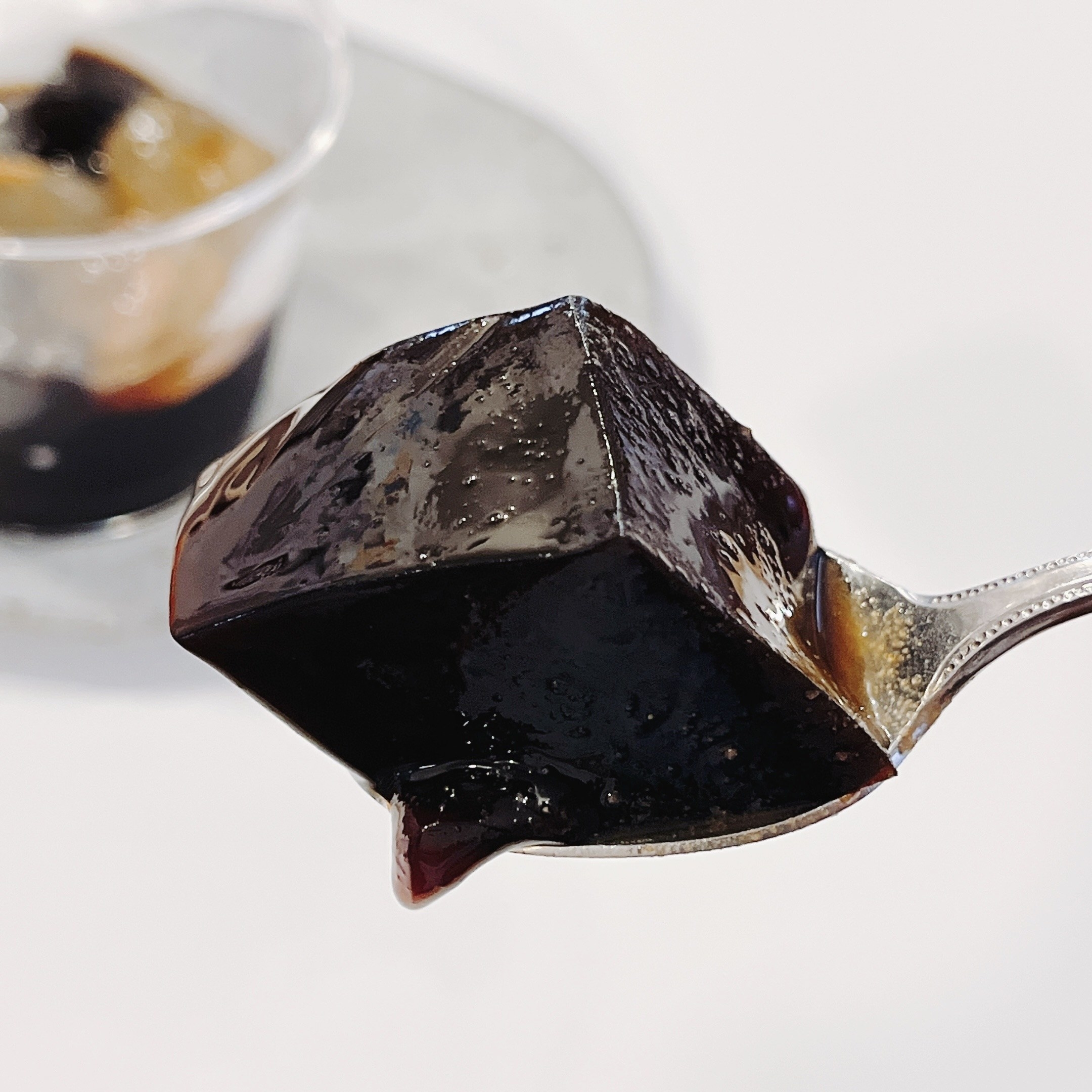 成城石井のオススメのメニュー「沖縄県産黒糖使用の黒蜜で食べる黒糖ゼリーわらび餅のせ」