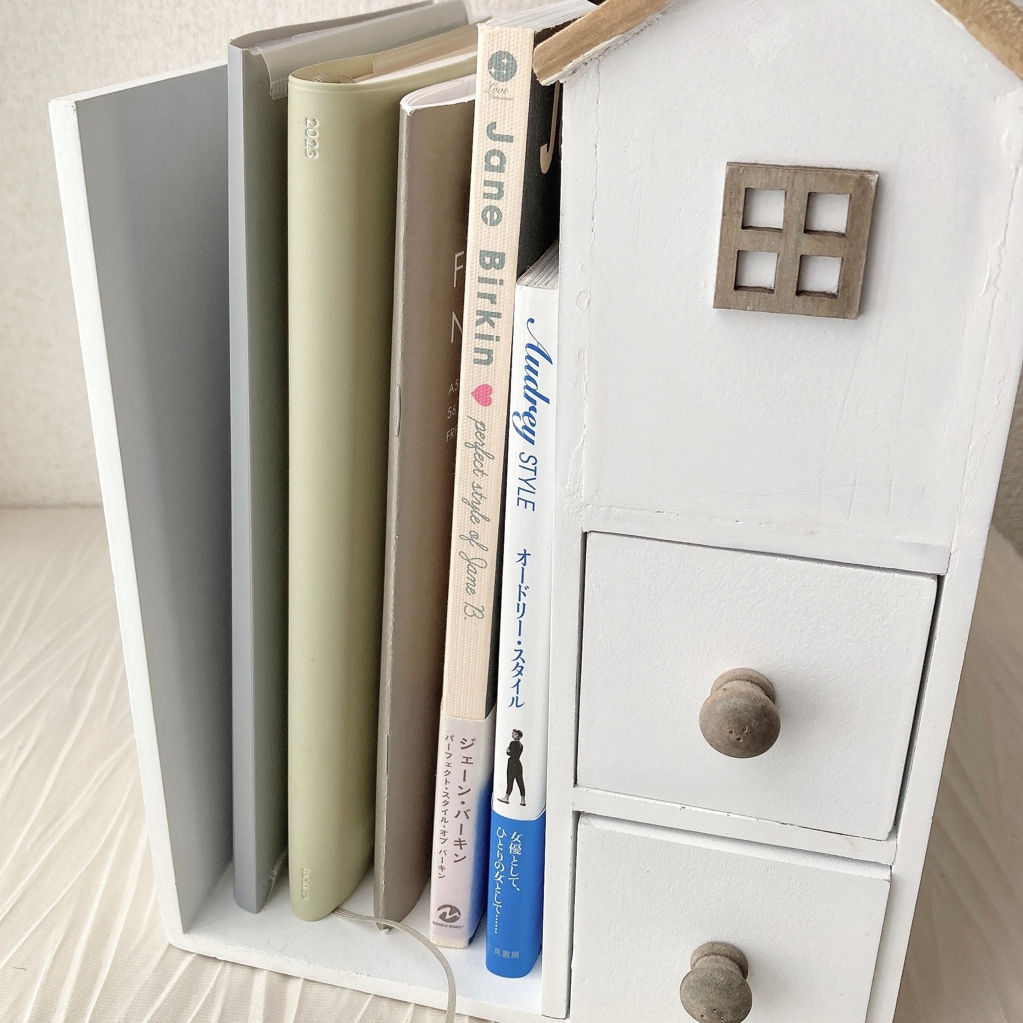 salut！（サリュ）のオススメの収納グッズ「【お家の中の小さなおうち】おうちファイルスタンド」