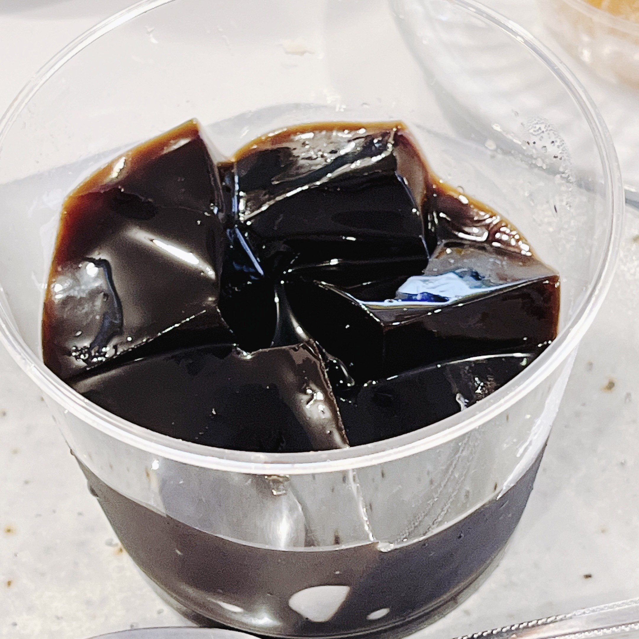 成城石井のオススメのメニュー「沖縄県産黒糖使用の黒蜜で食べる黒糖ゼリーわらび餅のせ」