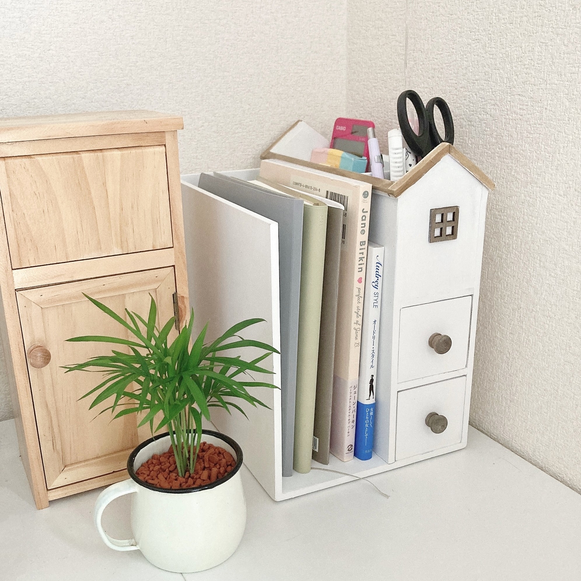 salut！（サリュ）のオススメの収納グッズ「【お家の中の小さなおうち】おうちファイルスタンド」