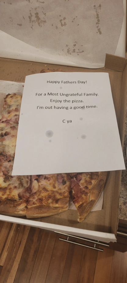 A note left on a pizza
