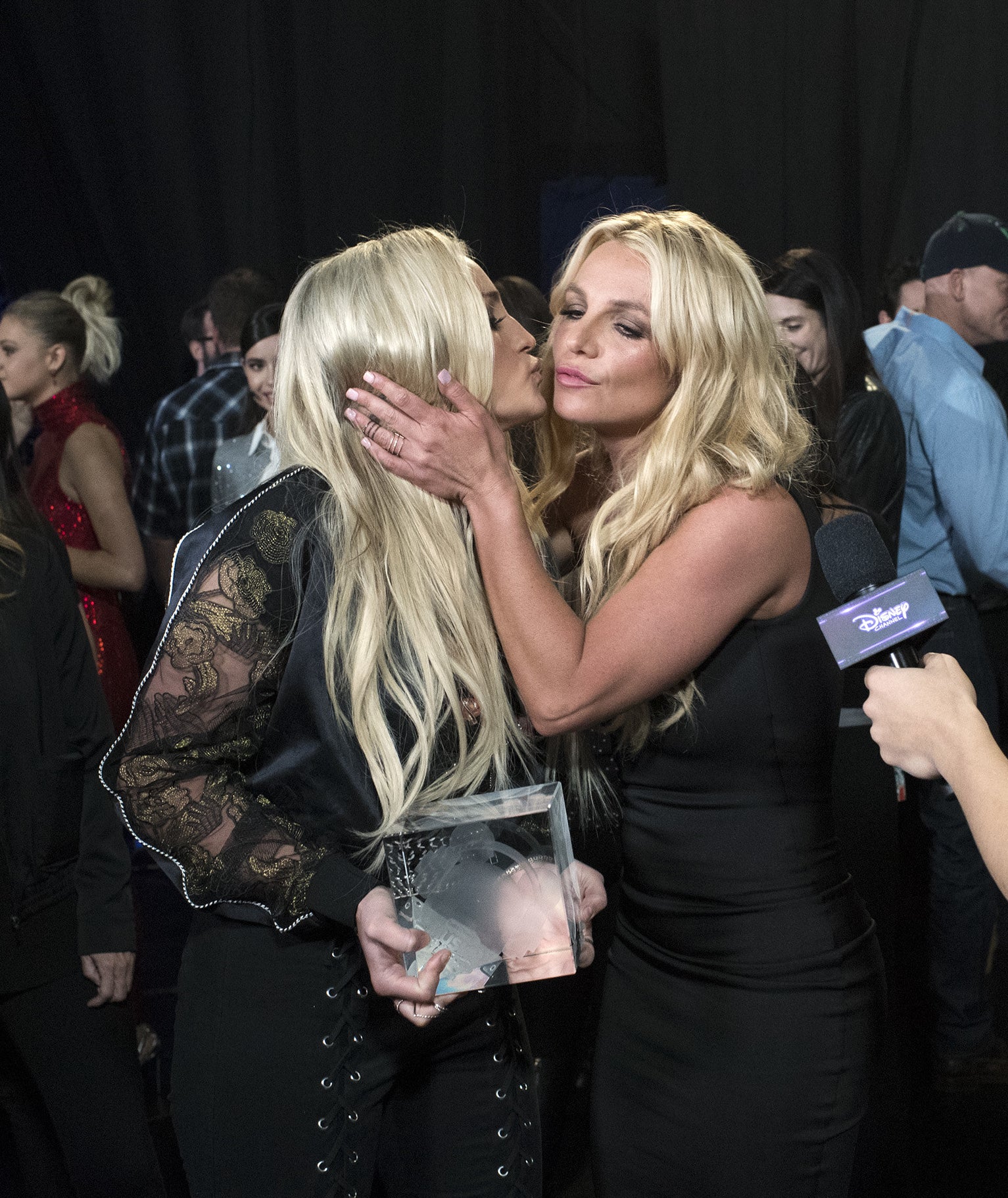 Jamie Lynn and Britney embracing