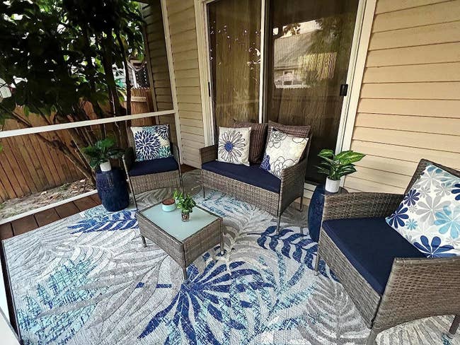 deck with palm leaf print rug