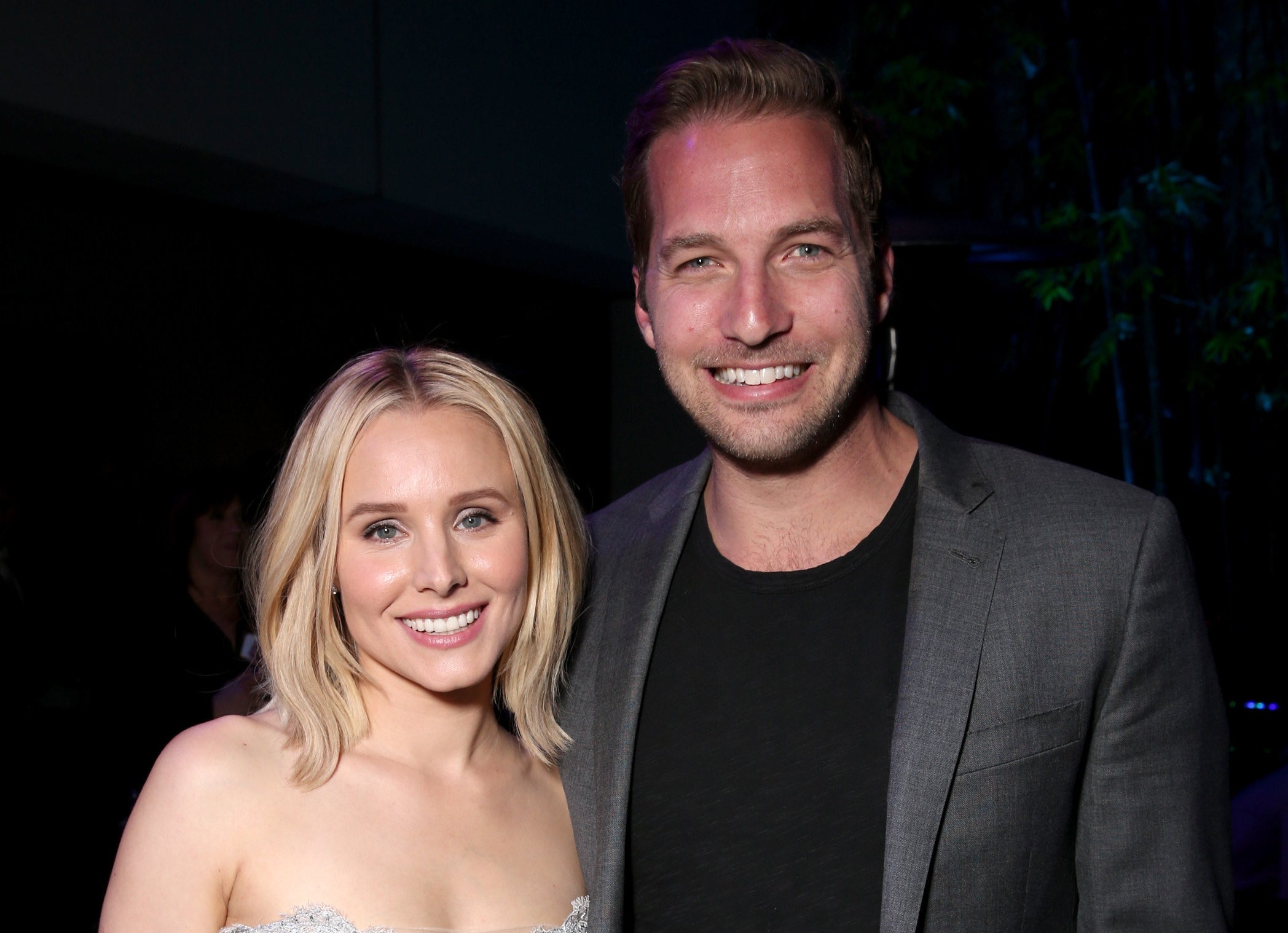 Closeup of Kristen Bell and Ryan Hansen