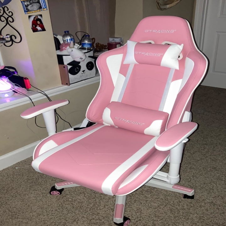 Another reviewer with a pink and white chair