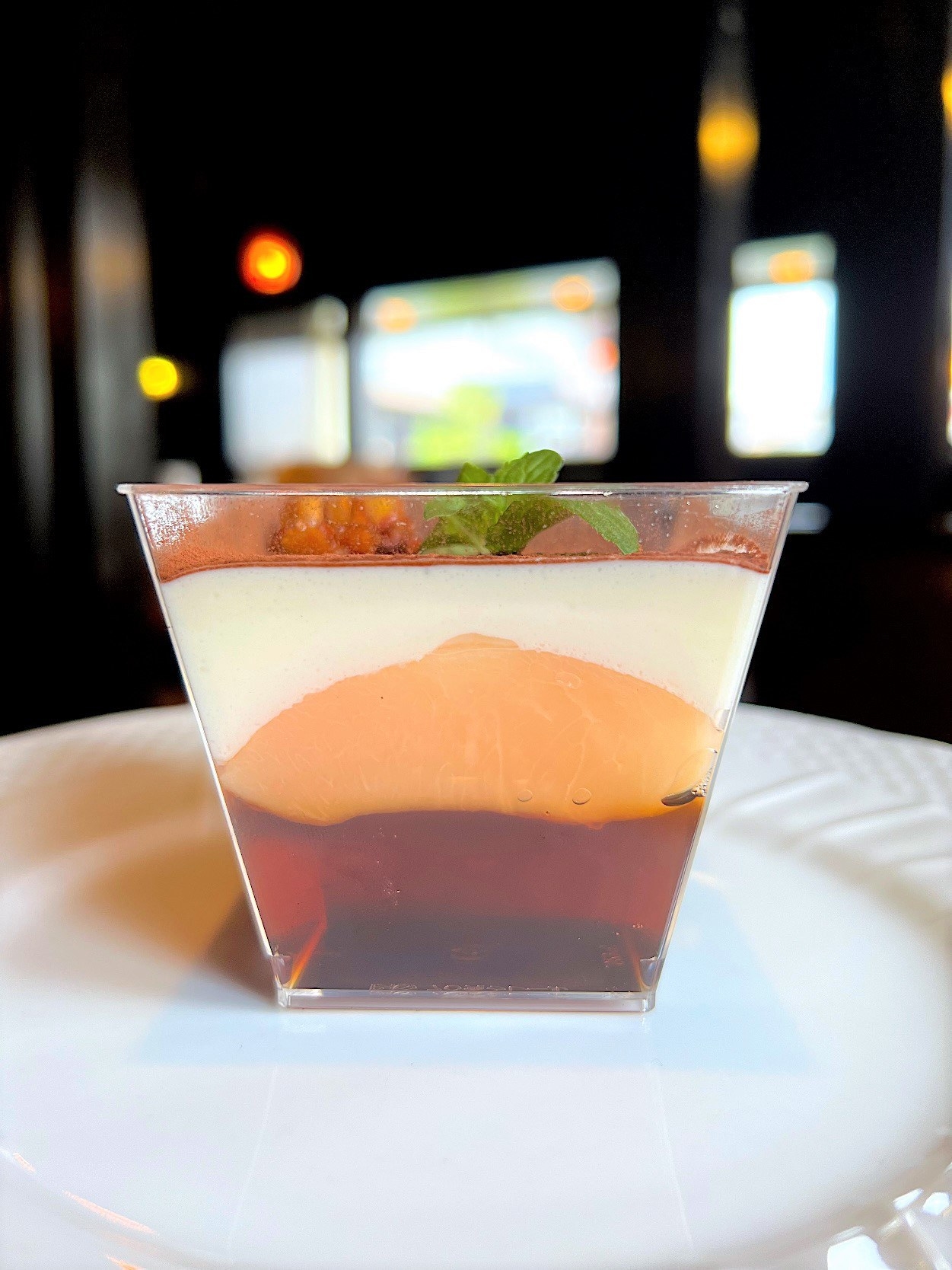 星野珈琲のおすすめのスイーツ「桃とアールグレイティーの生ティラミス」