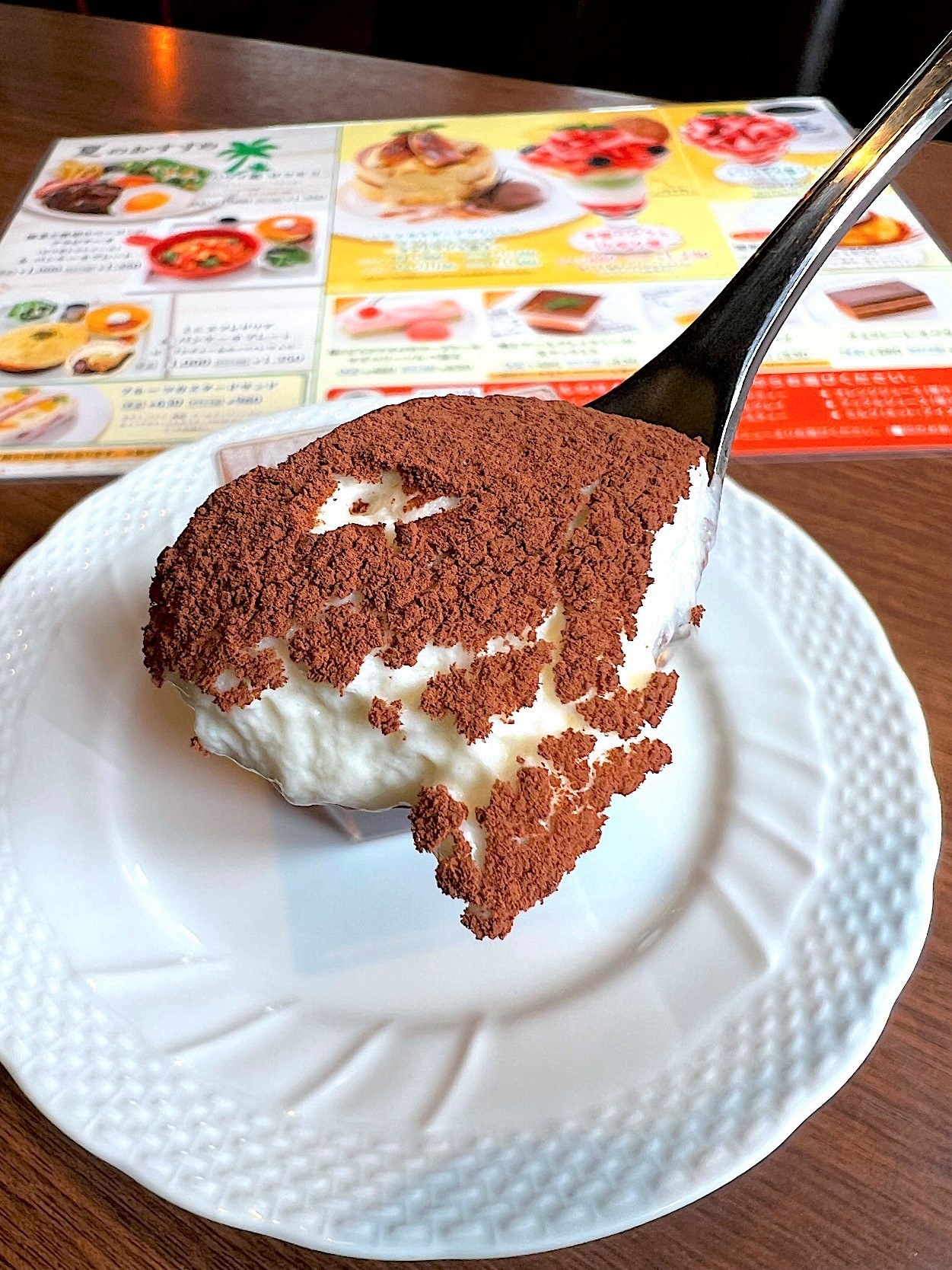 星野珈琲のおすすめのスイーツ「桃とアールグレイティーの生ティラミス」