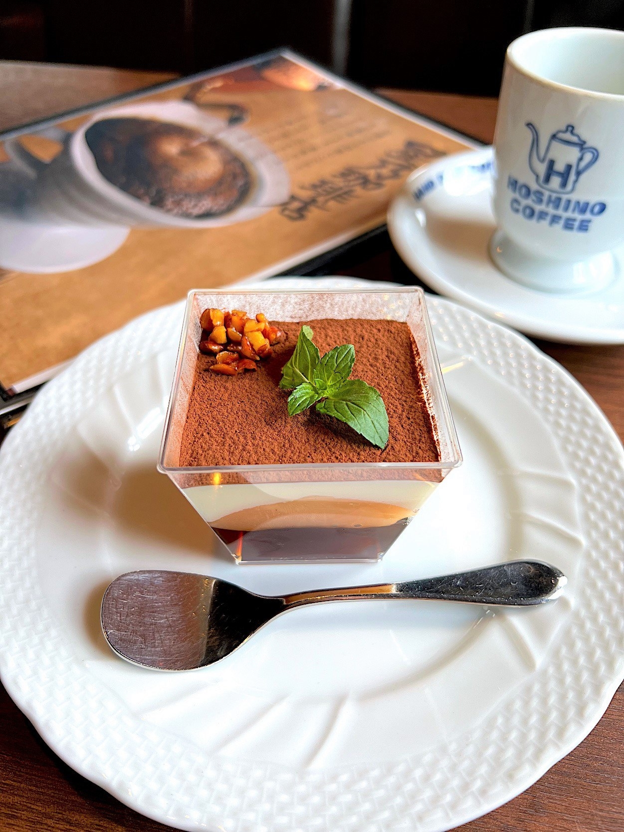 星野珈琲のおすすめのスイーツ「桃とアールグレイティーの生ティラミス」