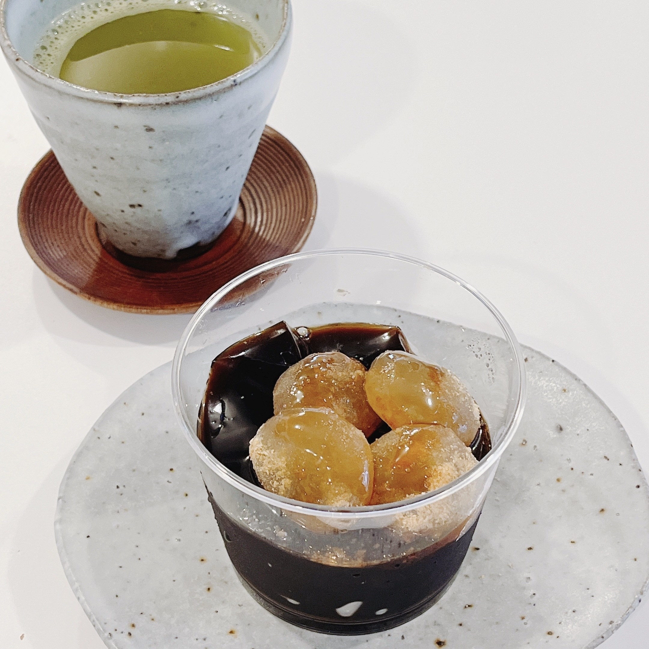 成城石井のオススメのメニュー「沖縄県産黒糖使用の黒蜜で食べる黒糖ゼリーわらび餅のせ」