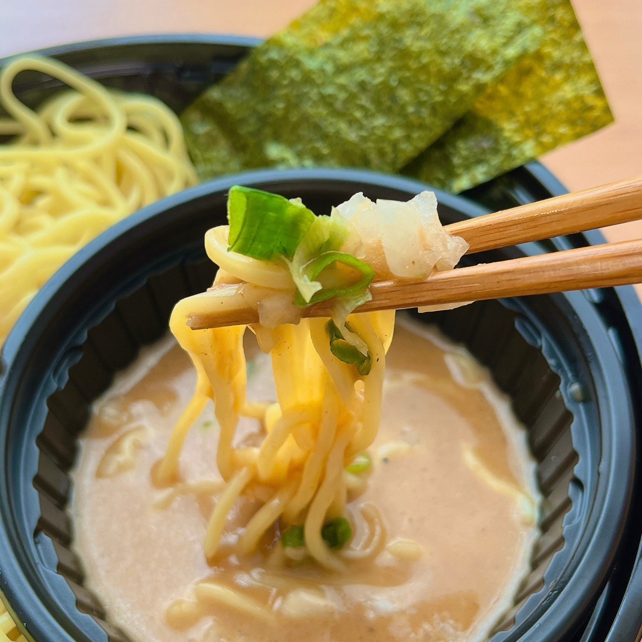 LAWSONのおすすめのお弁当「らあめん花月嵐監修 冷し豚そばつけ麺」