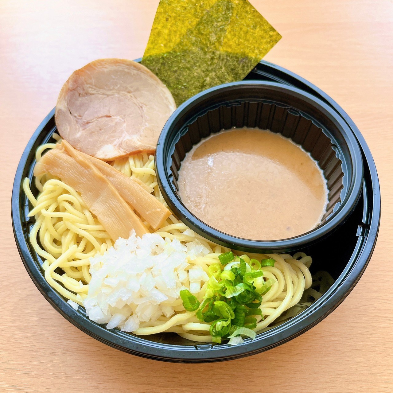 LAWSONのおすすめのお弁当「らあめん花月嵐監修 冷し豚そばつけ麺」