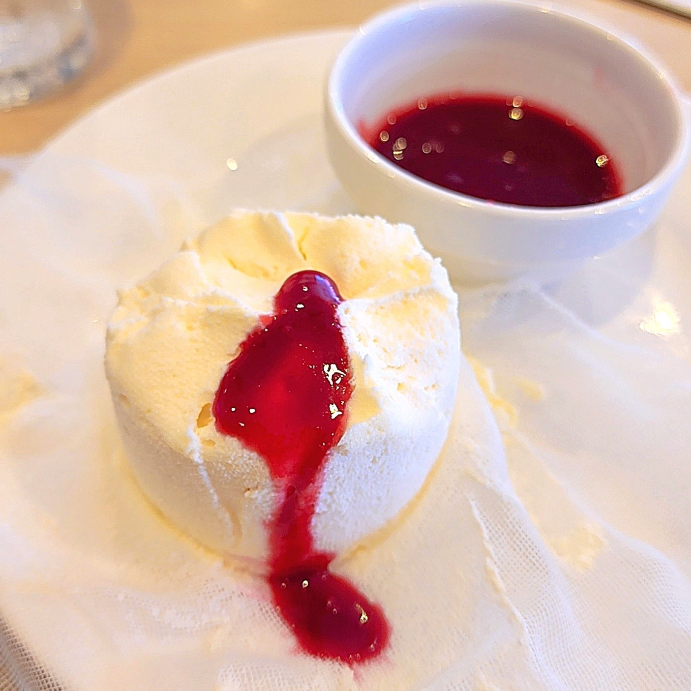 ガストのおすすめスイーツ「豆乳レアチーズケーキ ラズベリーソース」