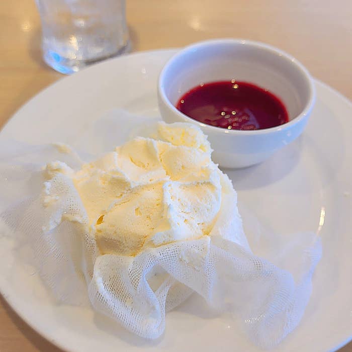 ガストのおすすめスイーツ「豆乳レアチーズケーキ ラズベリーソース」