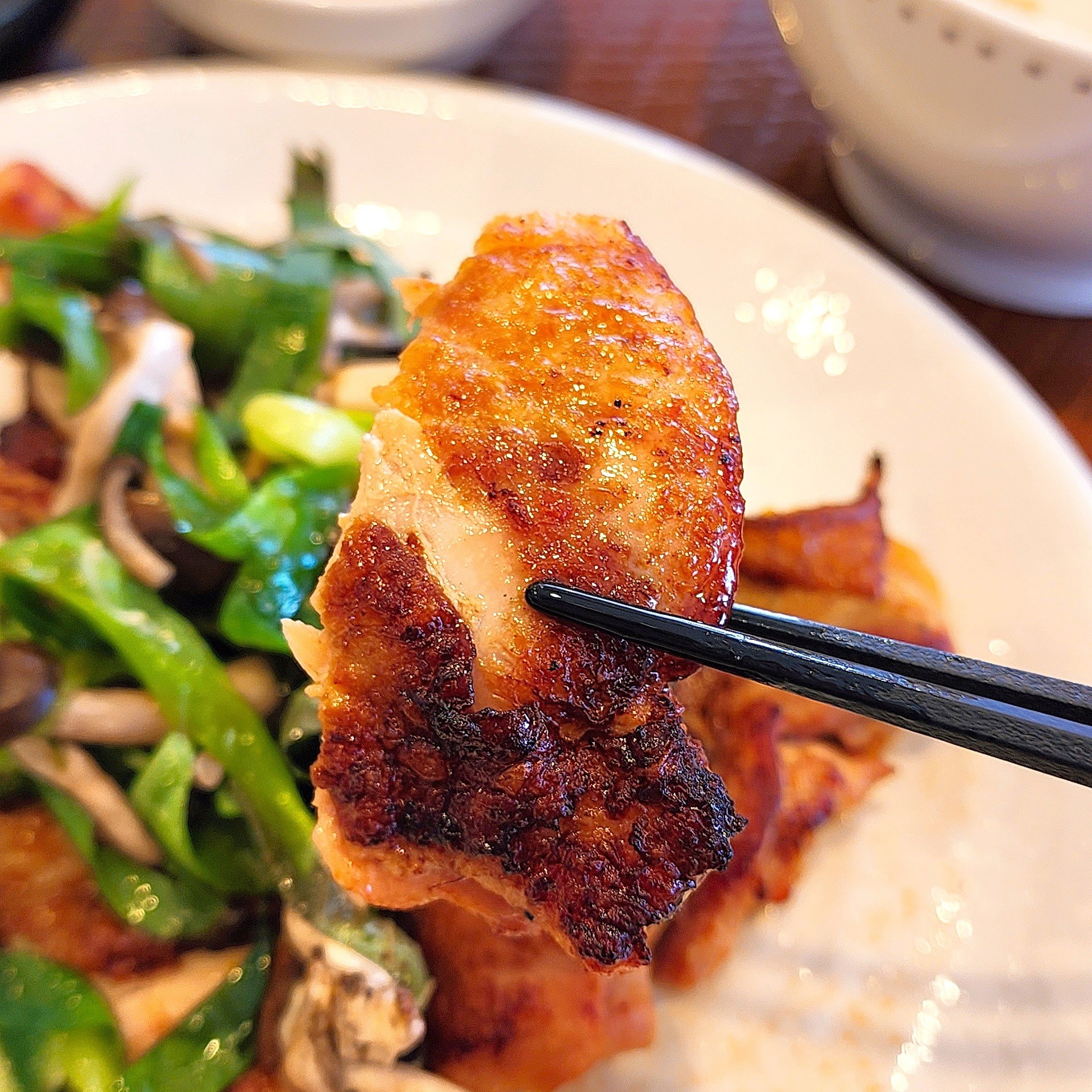 ガストのおすすめメニュー「焼き九条ネギのもろみチキン膳」
