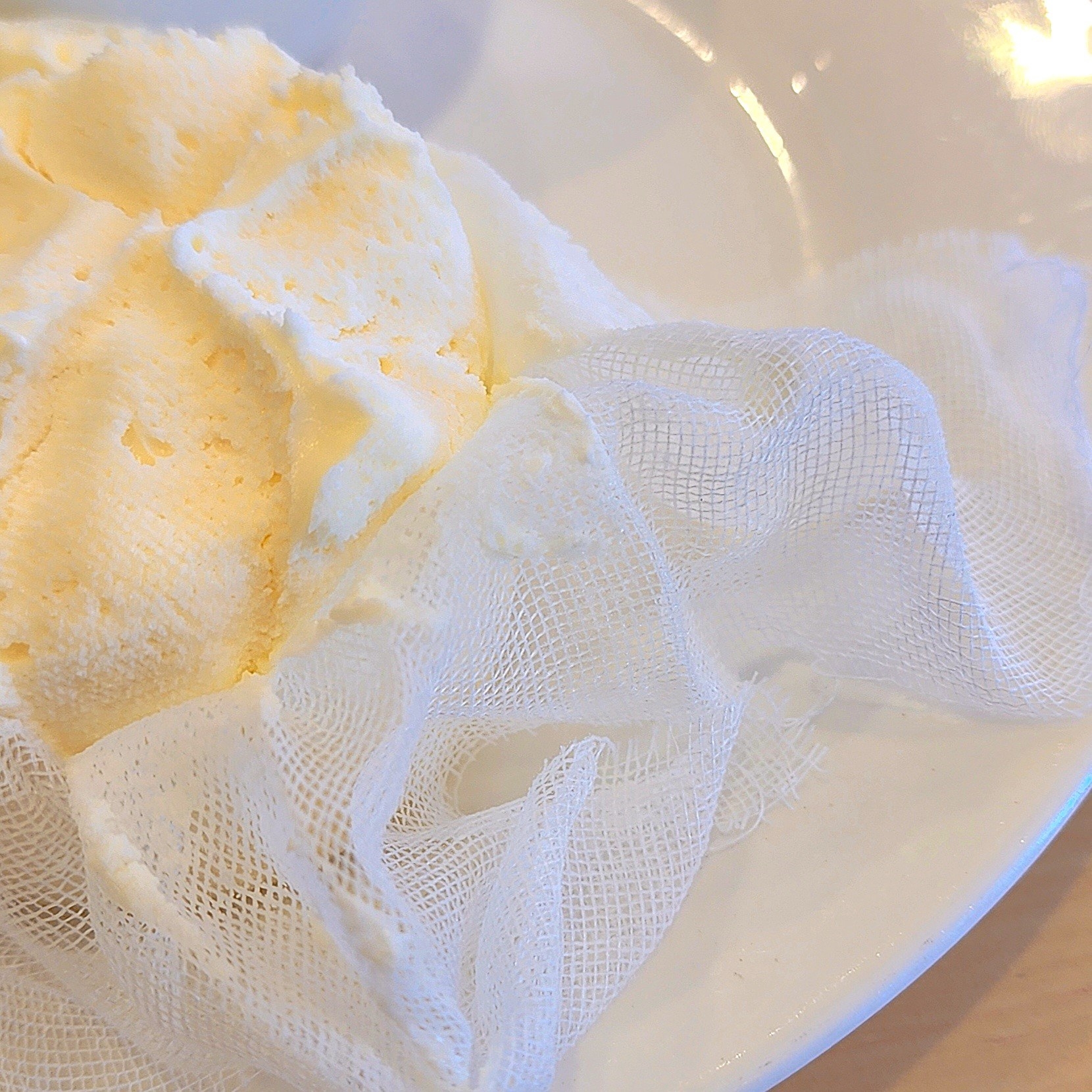 ガストのおすすめスイーツ「豆乳レアチーズケーキ ラズベリーソース」