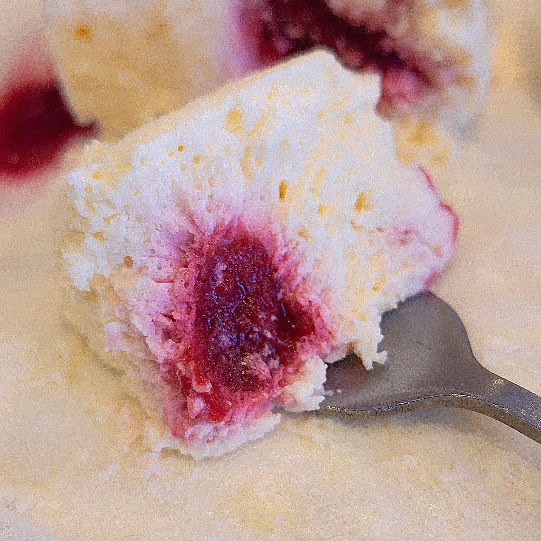 ガストのおすすめスイーツ「豆乳レアチーズケーキ ラズベリーソース」