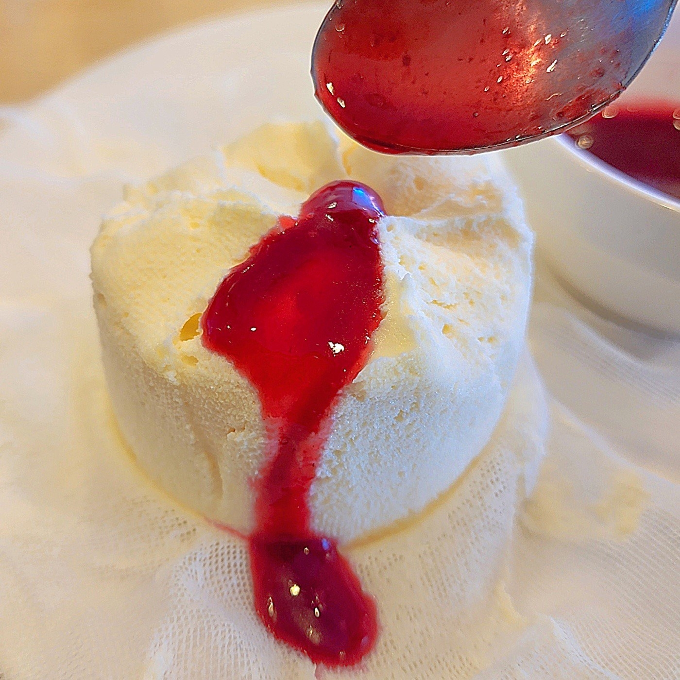 ガストのおすすめスイーツ「豆乳レアチーズケーキ ラズベリーソース」