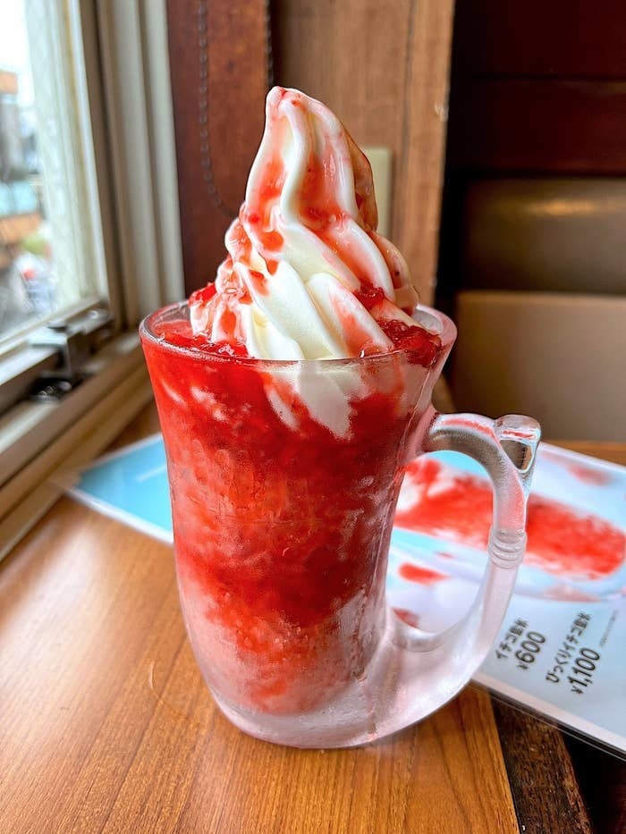 びっくりドンキーのおすすめスイーツ「びっくりイチゴ雪氷」