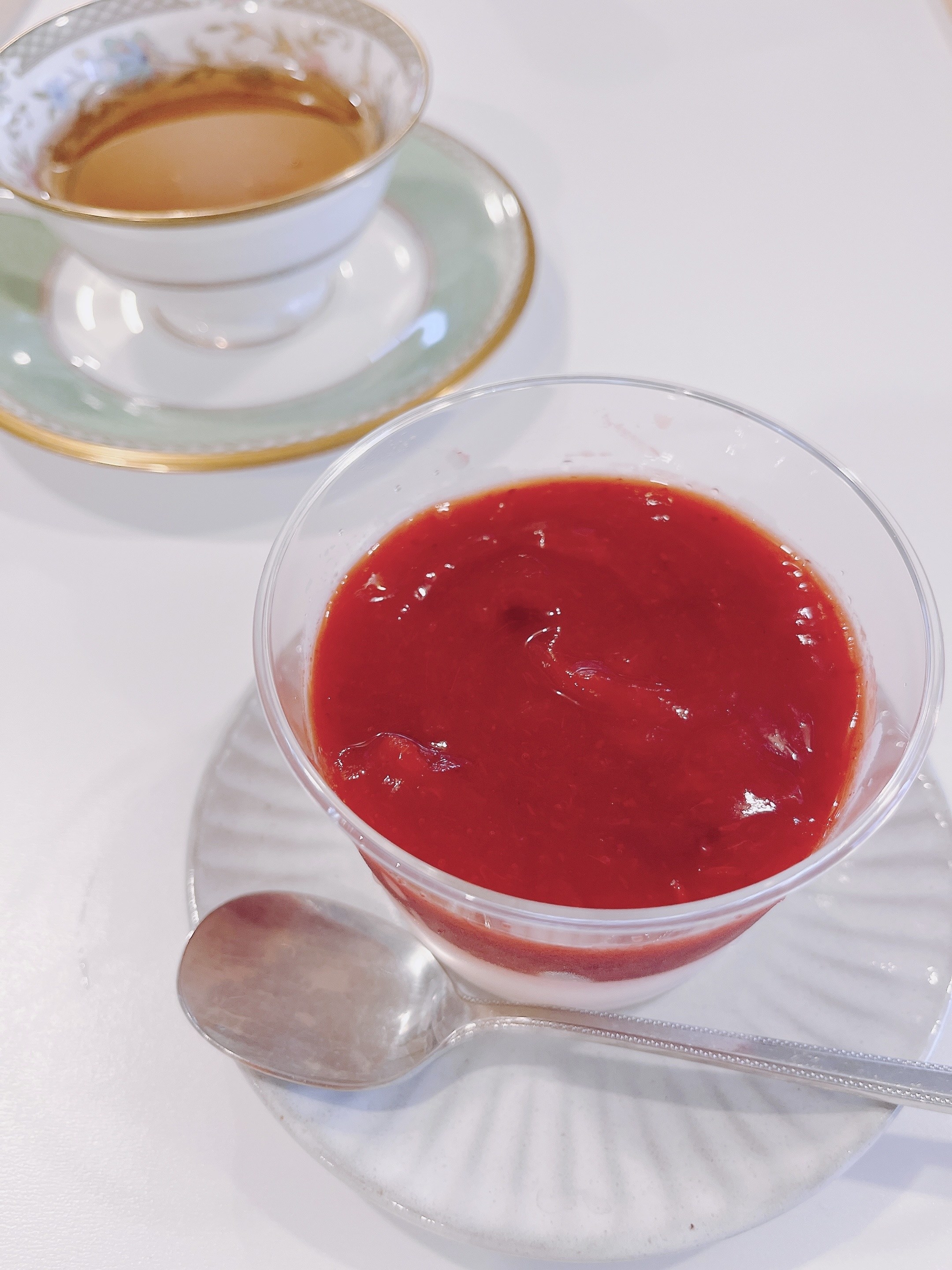 成城石井のおすすめスイーツ「苺づくしのベリーレアチーズ」