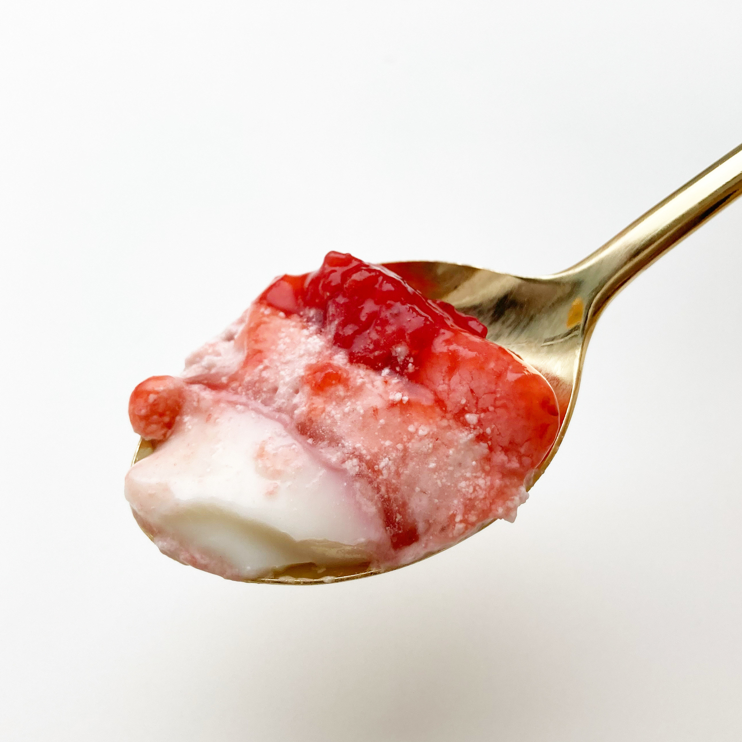 FamilyMart(ファミリーマート)のコラボスイーツ「れん乳いちごパフェ」