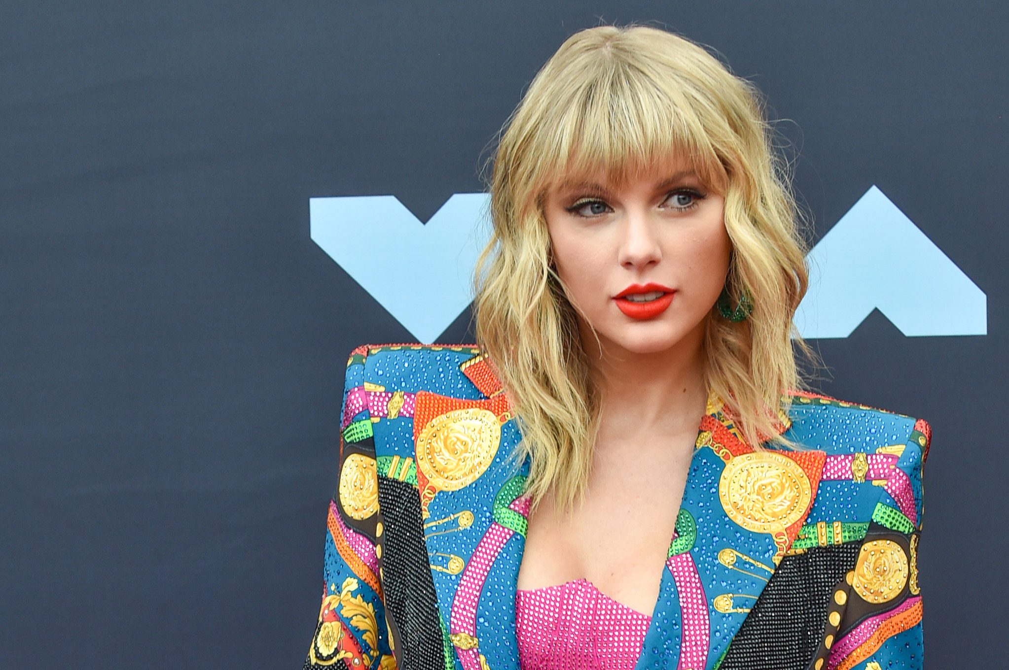 Close-up of Taylor in a colorful suit jacket at the VMAs