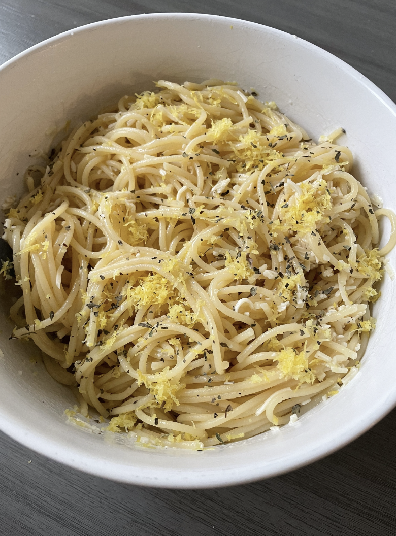Lemon spaghetti in a bowl