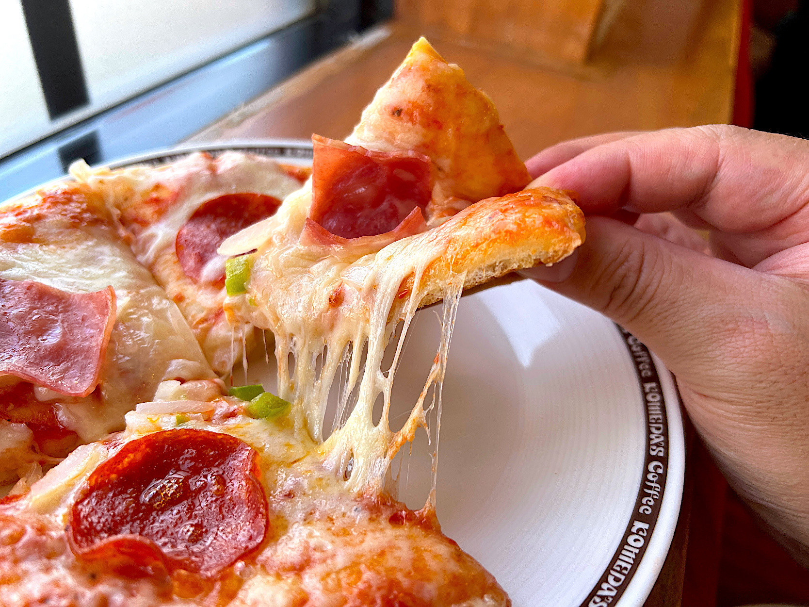 コメダ珈琲店のおすすめメニュー「特製ピザ」