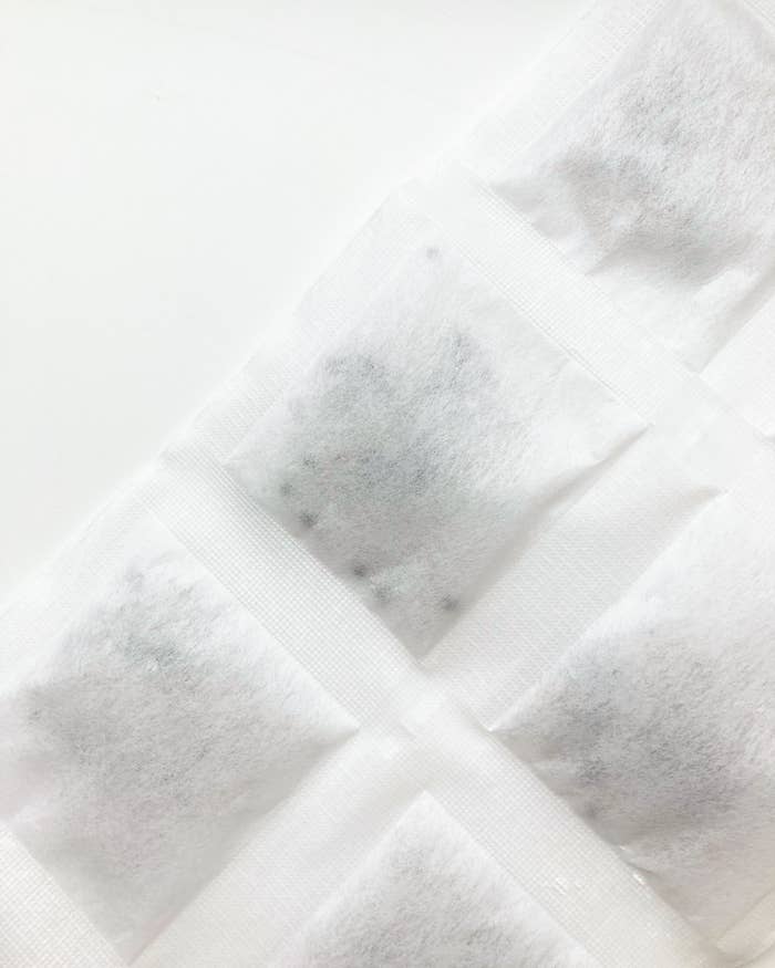 DAISO(ダイソー)の便利シート「くり返し使える除湿シート(クローゼット・洋服タンス用、1枚)」「くり返し使える除湿シート(タンス・引き出し用、1枚)」