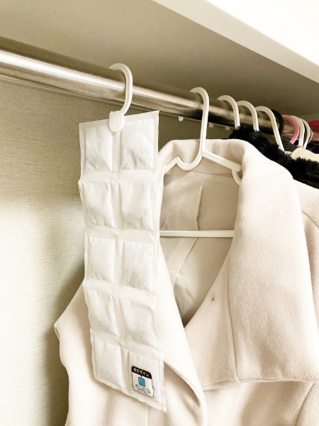 DAISO(ダイソー)の便利シート「くり返し使える除湿シート(クローゼット・洋服タンス用、1枚)」
