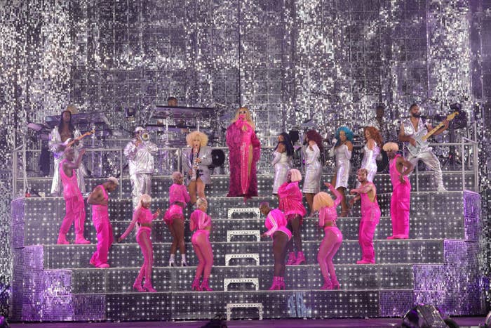 Beyoncé onstage with her full dance crew