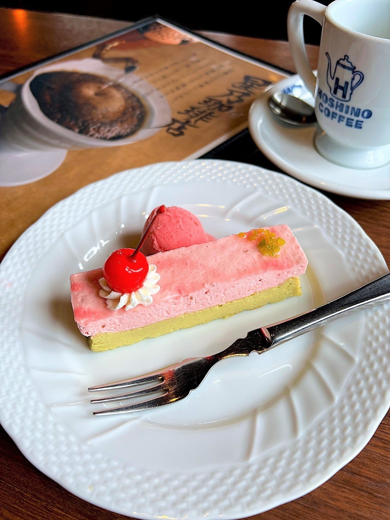 星乃珈琲店のオススメのメニュー「苺とピスタチオのWチーズケーキ」