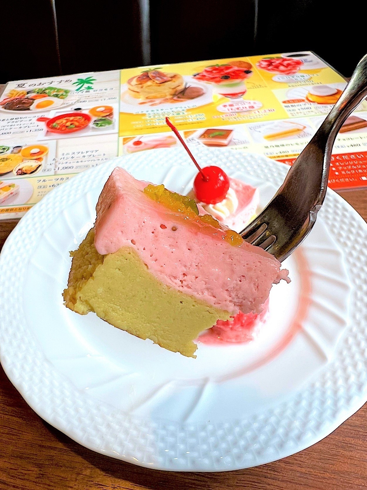 星乃珈琲店のオススメのメニュー「苺とピスタチオのWチーズケーキ」