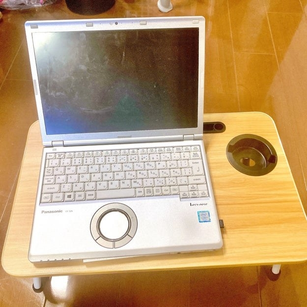 3COINS（スリーコインズ）のオススメの便利アイテム「ドリンクホルダー＆タブレット立て付き折りたたみテーブル」