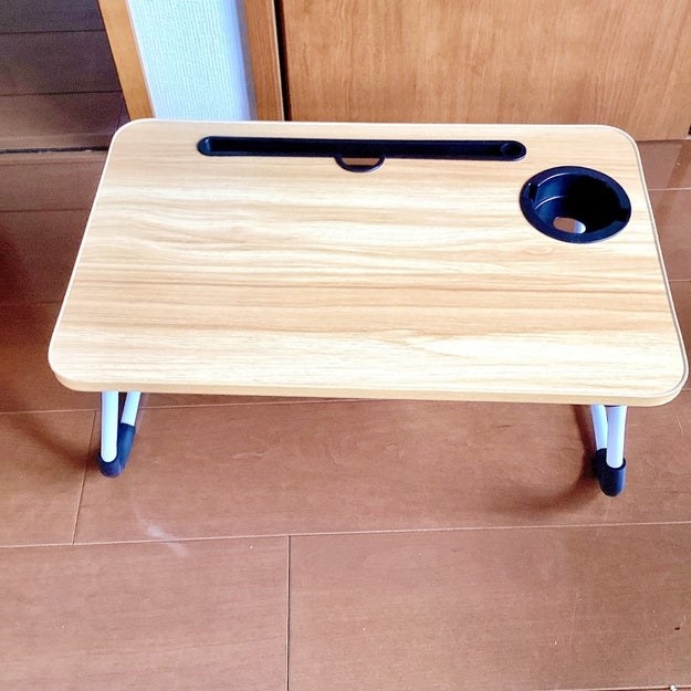 3COINS（スリーコインズ）のオススメの便利アイテム「ドリンクホルダー＆タブレット立て付き折りたたみテーブル」