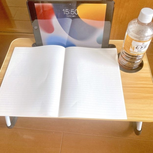 3COINS（スリーコインズ）のオススメの便利アイテム「ドリンクホルダー＆タブレット立て付き折りたたみテーブル」