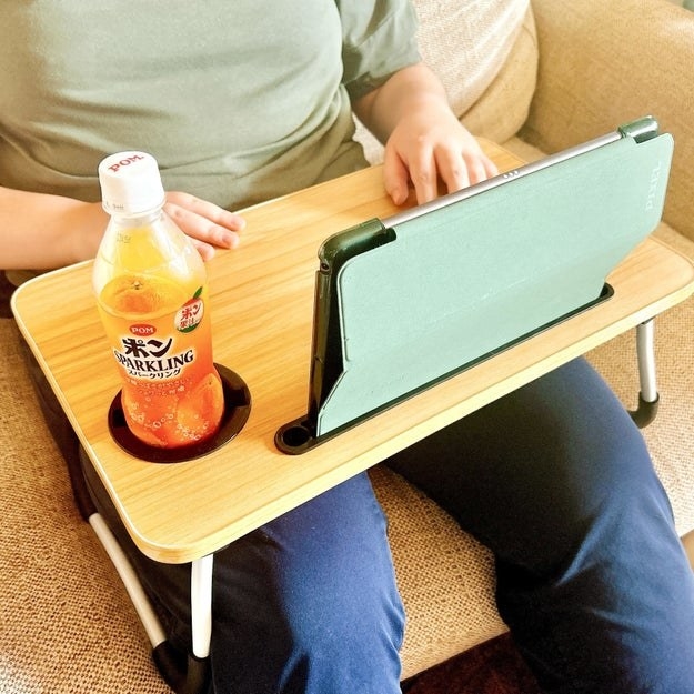 3COINS（スリーコインズ）のオススメの便利アイテム「ドリンクホルダー＆タブレット立て付き折りたたみテーブル」