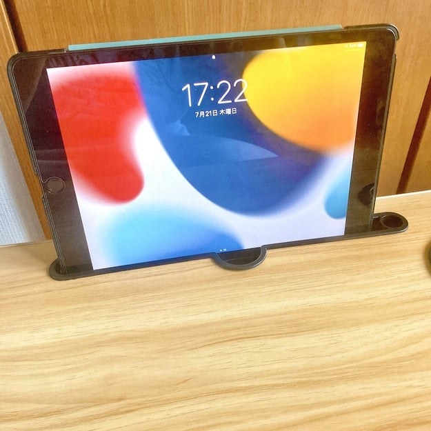 3COINS（スリーコインズ）のオススメの便利アイテム「ドリンクホルダー＆タブレット立て付き折りたたみテーブル」