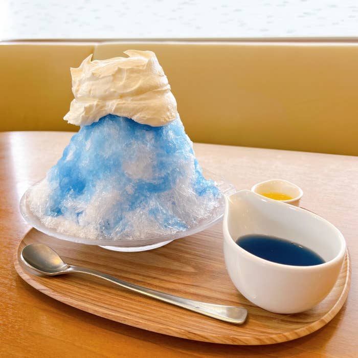 ココスのおすすめかき氷「ふわふわ純氷かき氷 ポップブルー」