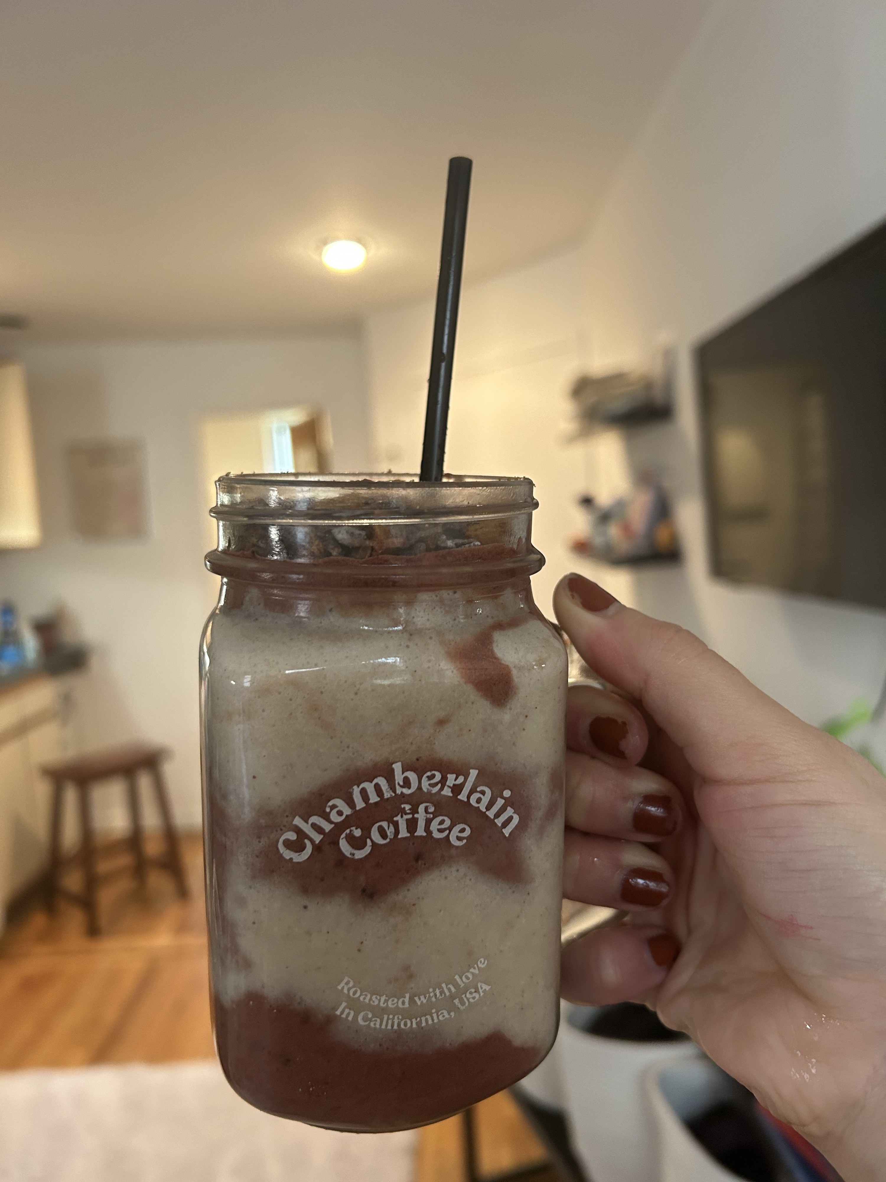 The smoothie looks aesthetic in a jar