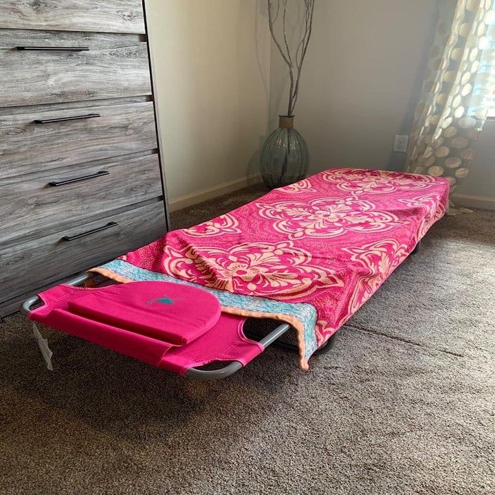 This FaceHole Chair From Amazon Is The Only Thing You Need This Summer