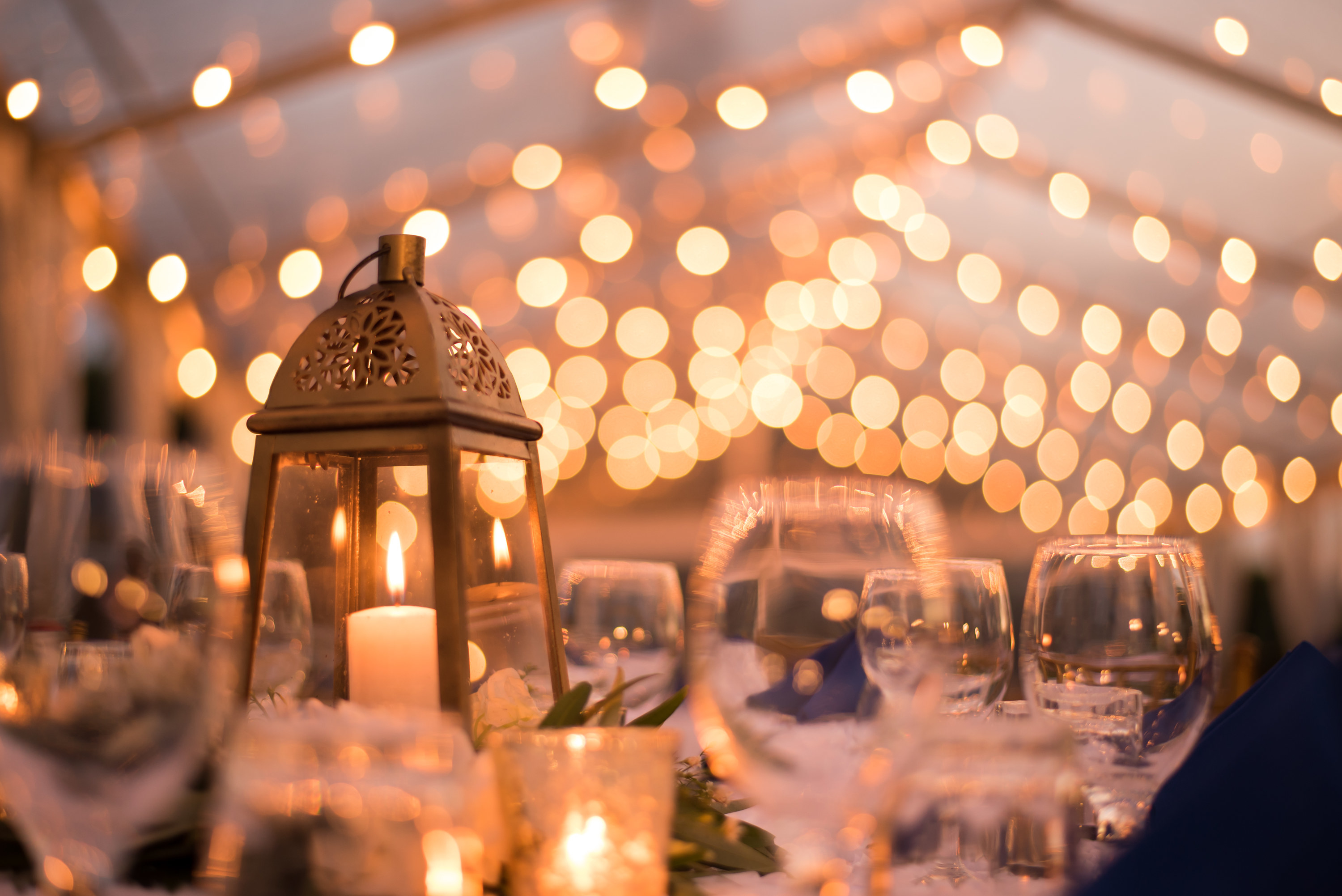 Candle light on a beautiful wedding table