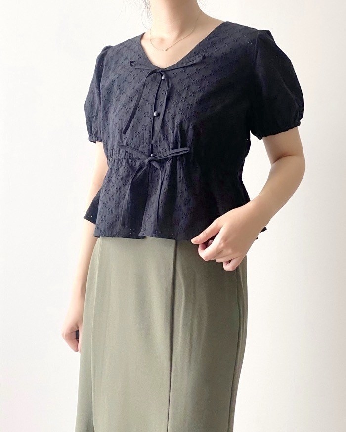 GU(ジーユー)のおすすめのトップス「コットンレースリボンブラウス(半袖)YT+E」