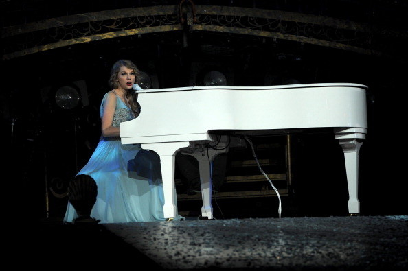 photo of Taylor Swift on the Speak Now tour