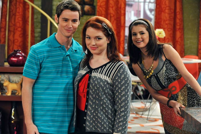 Dan poses with Selena Gomez and Jennifer Stone on the Wizards set