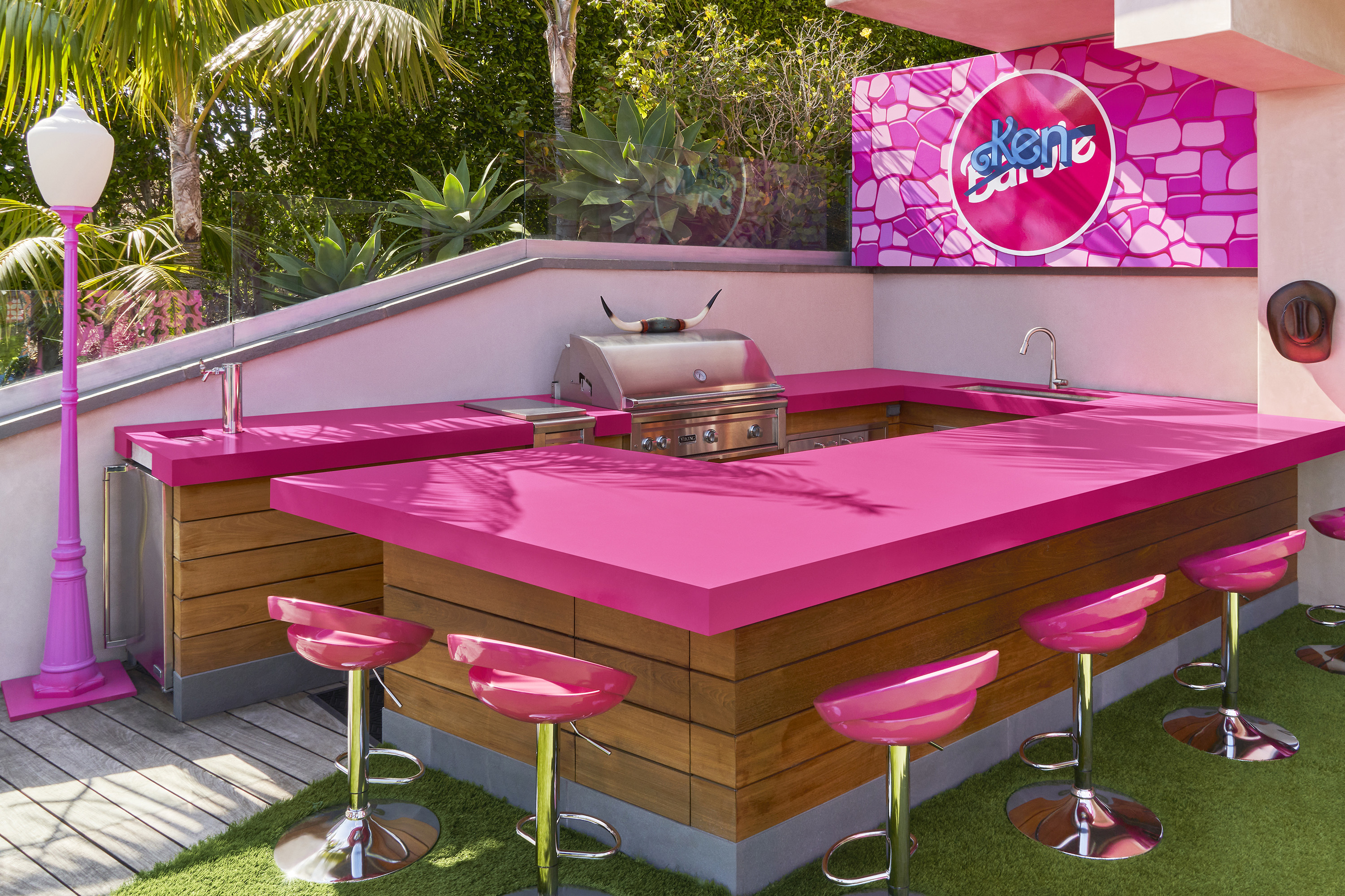 A ultra pink of a dining bar with a grill