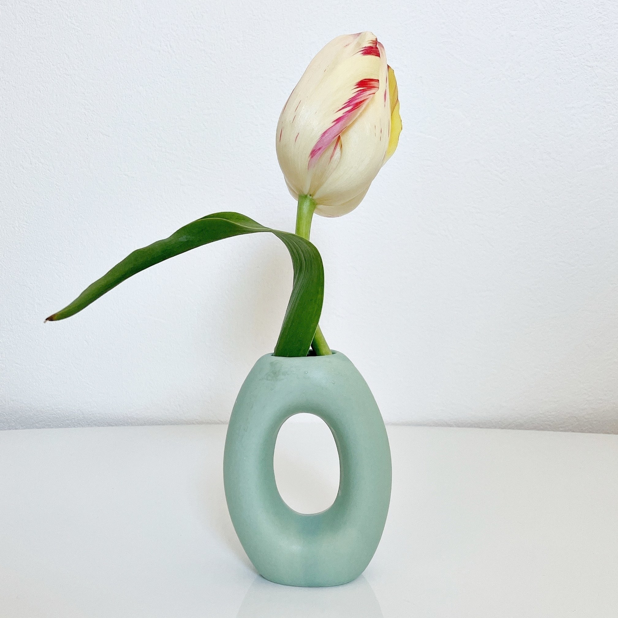 DAISO(ダイソー)のおすすめインテリア「フラワーベース(ブルー)」