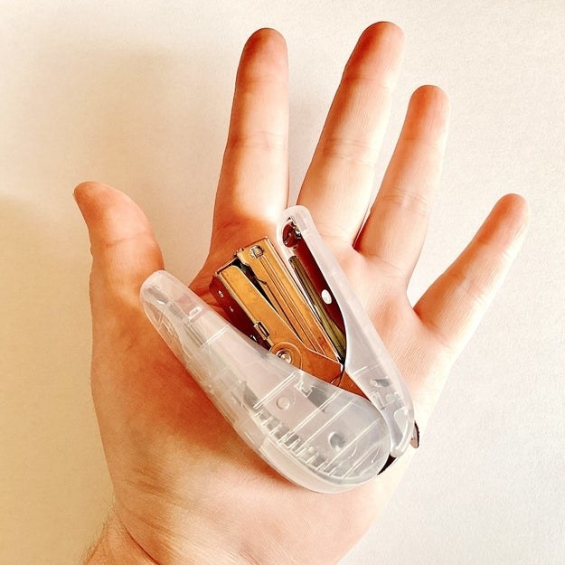 無印良品のオススメの文房具「軽くとめられるステープラー」