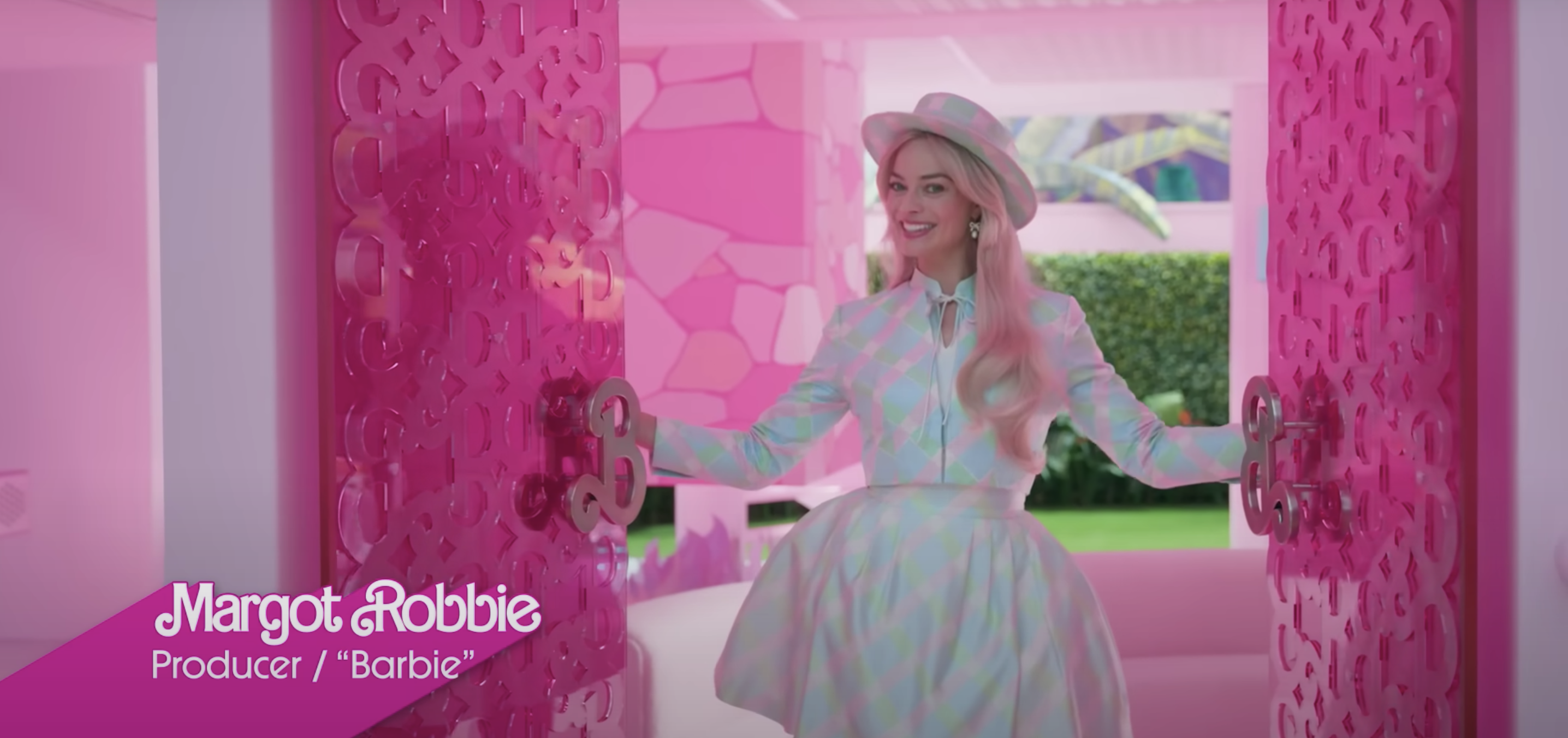 Margo Robbie opening the barbie dollhouse doors