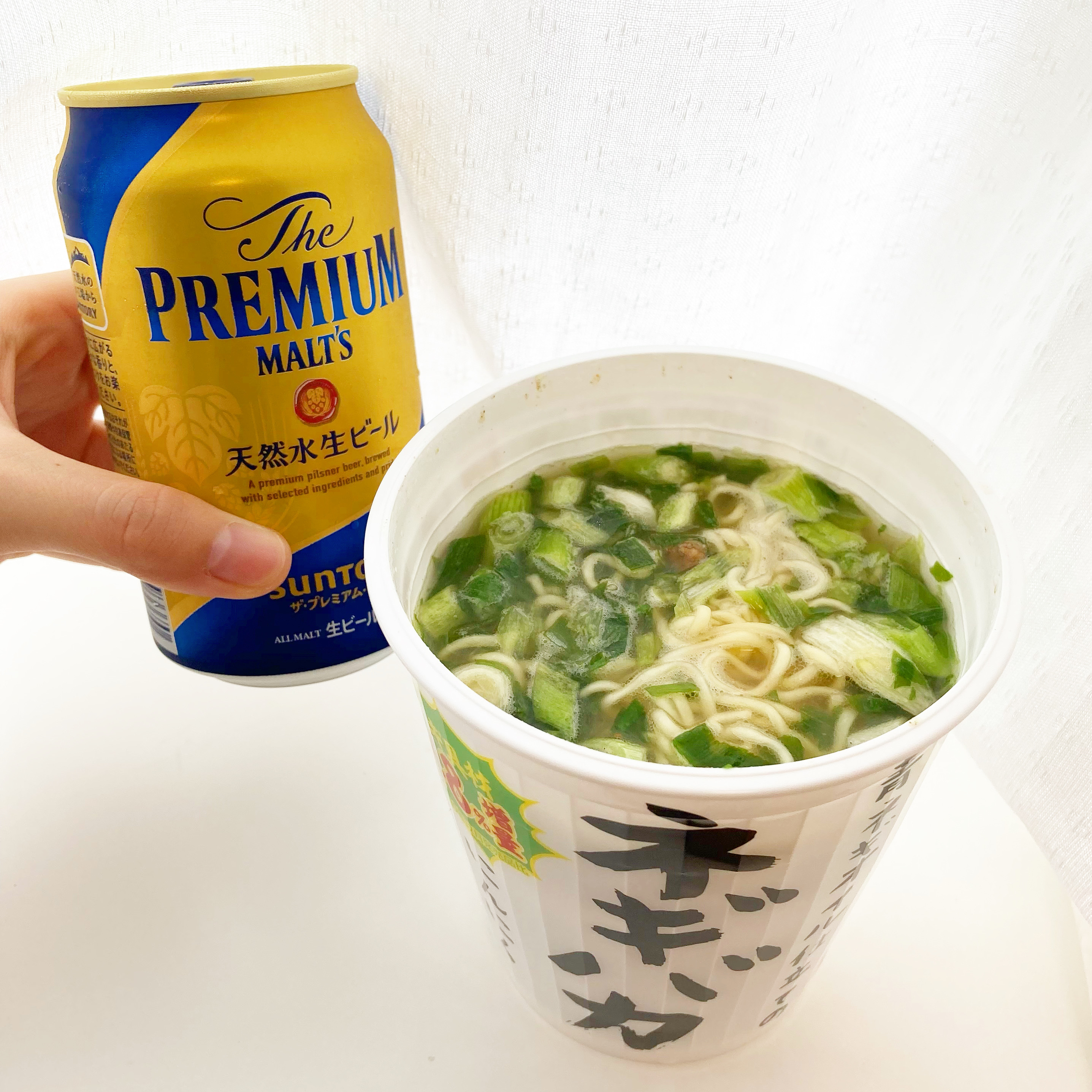 LAWSON(ローソン)の期間限定商品「感謝還元チャレンジ記念商品 サンヨー ネギバカ 青ネギオイル仕立てのにんにく塩ラーメン ネギ具材48%増量」