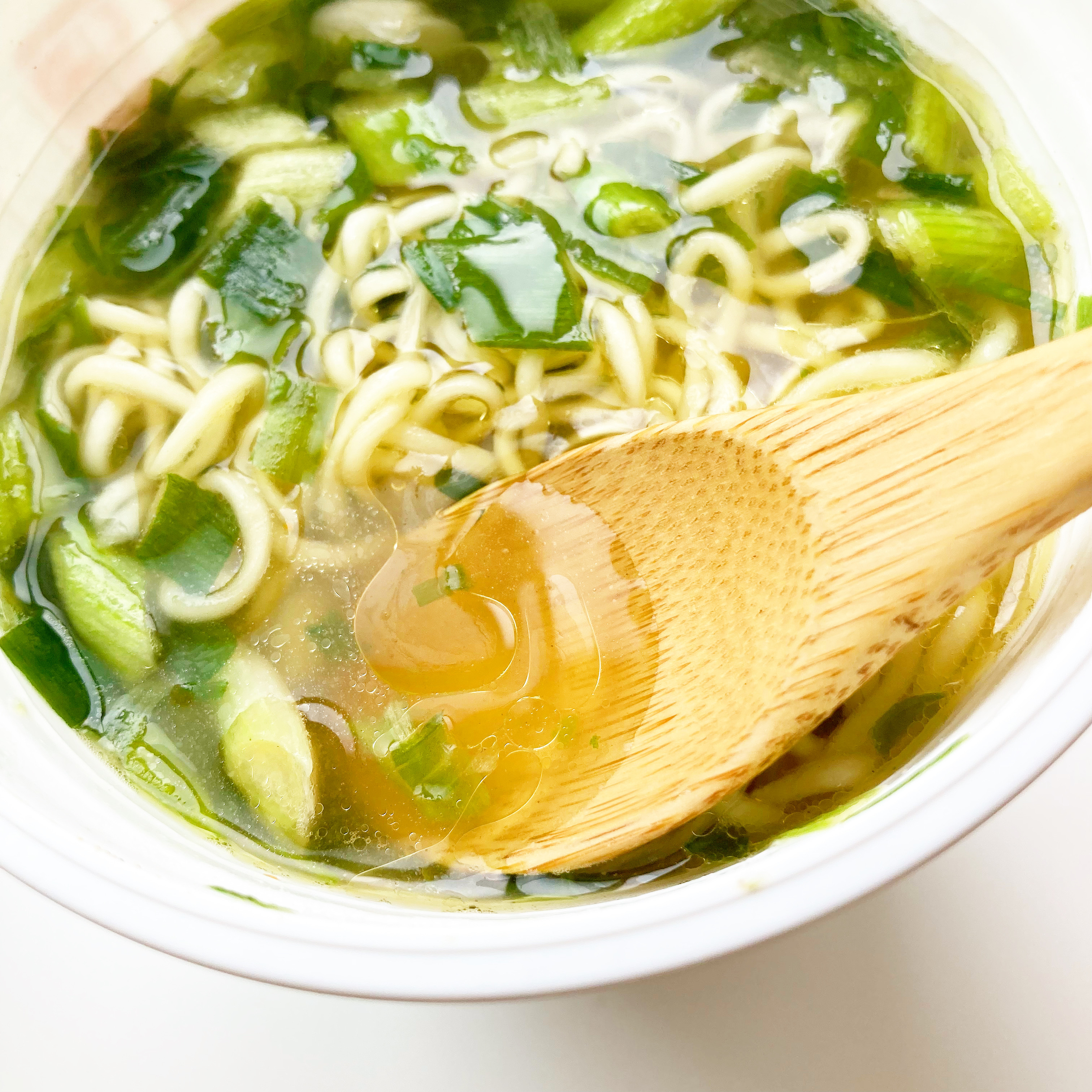 LAWSON(ローソン)の期間限定商品「感謝還元チャレンジ記念商品 サンヨー ネギバカ 青ネギオイル仕立てのにんにく塩ラーメン ネギ具材48%増量」